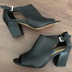 TAHARI Black Leather Peep Toe Sandal Heels